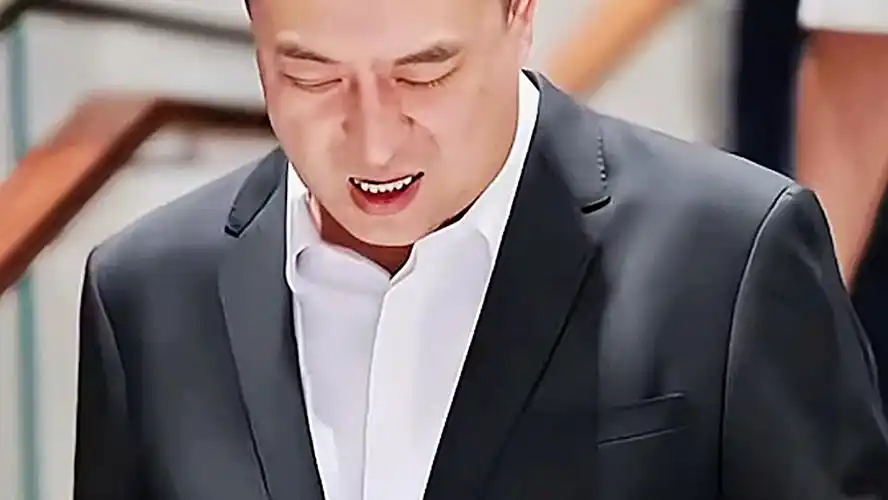 张嘉译 走出六亲不认的步伐老戏骨演员上线了,可以说每部拍摄的电视