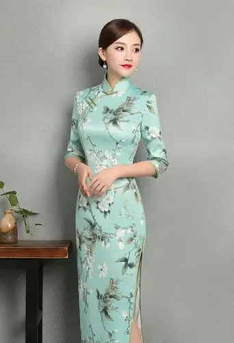 如何将长款高开叉丝绸旗袍裙穿出修身效果和优雅气质?