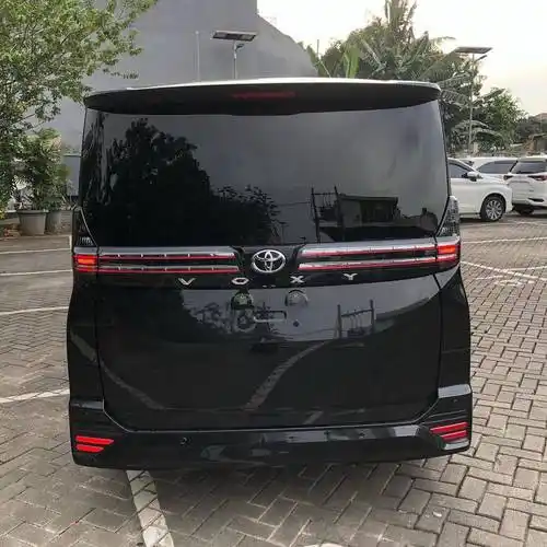 首批丰田voxy来了实用又大气双侧滑门20引擎落地16万