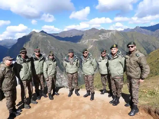 9月24日,印军东部军区司令视察达旺等前线地区战备情况.