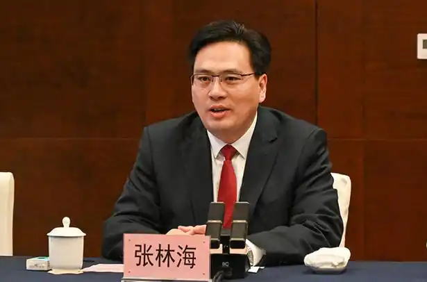 盐城国投集团与北京新辰商业集团举行 先锋广场综合体项目签约仪式