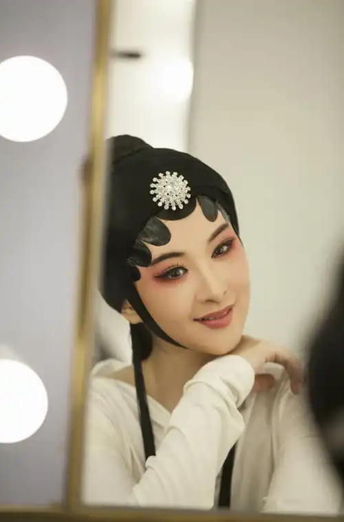 蓄芳待来年献给浙江小百花越剧团青年演员何青青