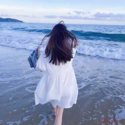 2022唯美海边女生背影头像 蓝色的大海也太美了吧