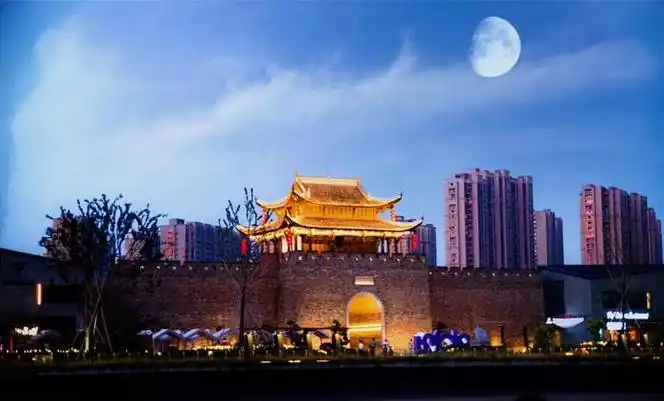 地处长江支流青弋江畔的芜湖古城,夜色下人潮涌动,热闹非凡.