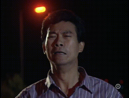 丁蟹以死相逼挡在惠玲的车前,因为车辆故障,惠玲未能直撞丁蟹,反而