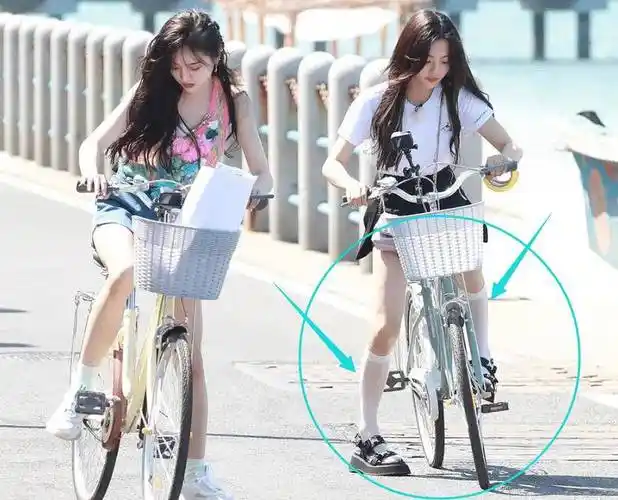 同穿短裤骑车,吴宣仪美腿很瞩目,却被穿中筒袜的杨超越"秒杀"_美女_好