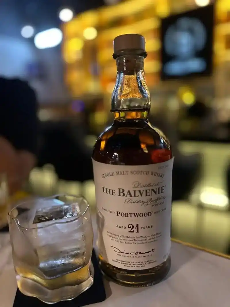 威士忌酒吧 #与老友尝遍威士忌01.昨夜与本地留学的朋友聊 - 抖音