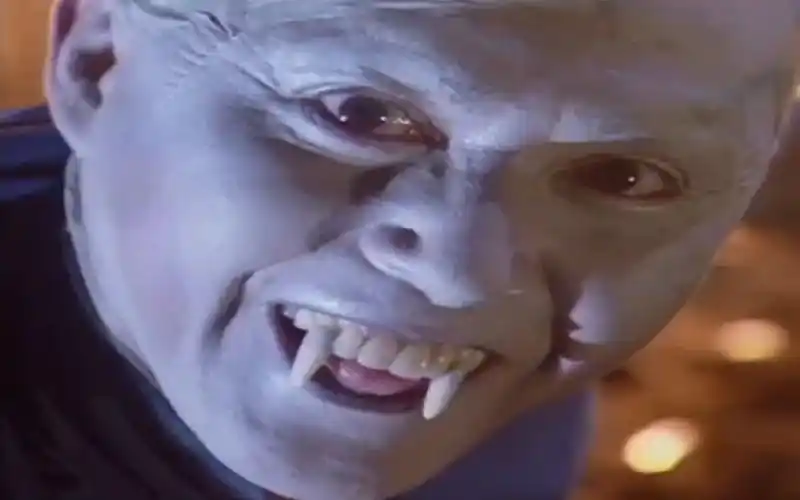 僵尸福星3-4集 坟墓洒上黑狗血,任老爷全家嘴巴变歪,棺材里的秘密被