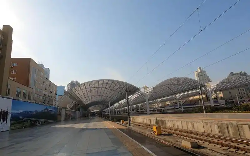 g1552/3青岛-广州南,列车停靠站整修一新的青岛站1站台