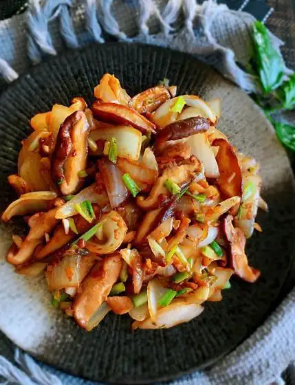 好吃美味的洋葱炒香菇的做法