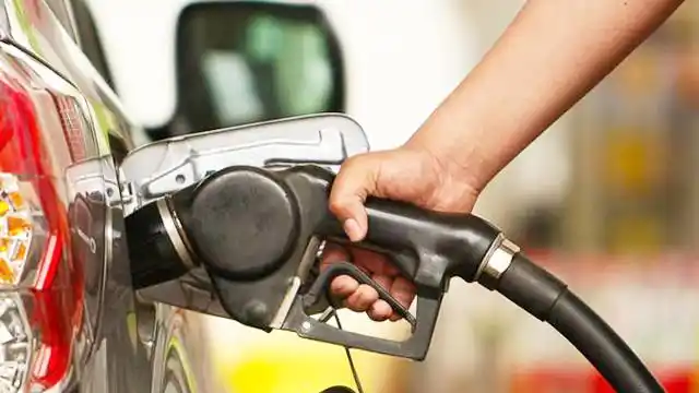 汽车去加油站怎么加油