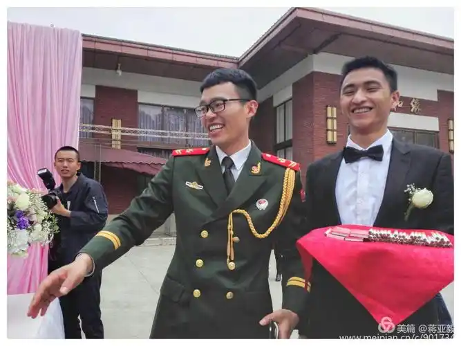 结婚是喜事,着一身武警的礼服,扬眉吐气彰显军人的气质.