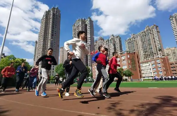 秋高气爽 中学生阳光体育忙锻炼
