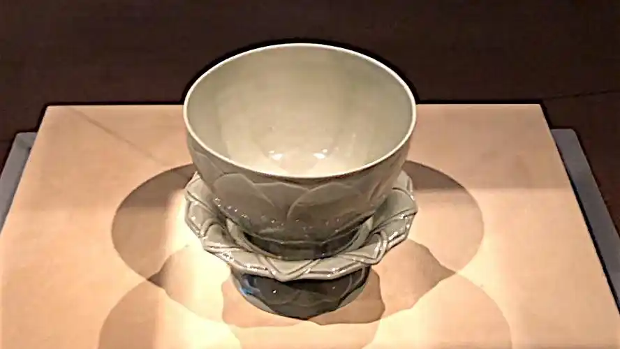秘色瓷莲花碗-苏州博物馆