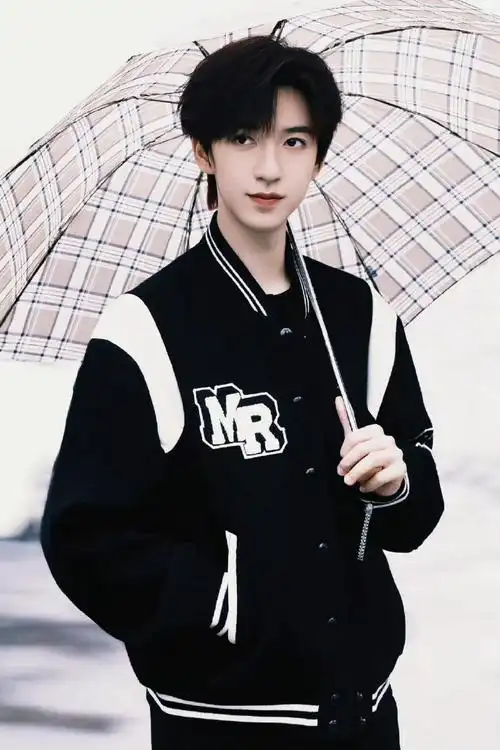 还不作为吗?@时代少年团@峰峻文化  #贺峻霖拍私生