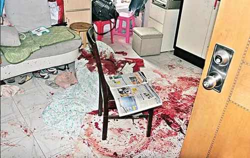 要钱被拒儿子用椅子抽死父亲 凶案现场血迹触目惊心/组图