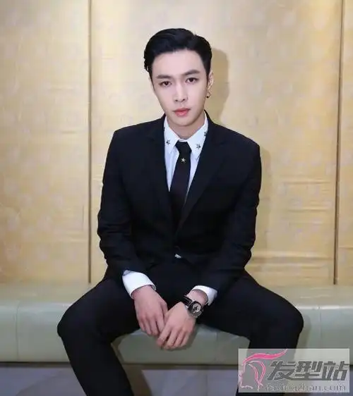 男生穿西装搭配什么发型帅气时尚短发展现男士魅力