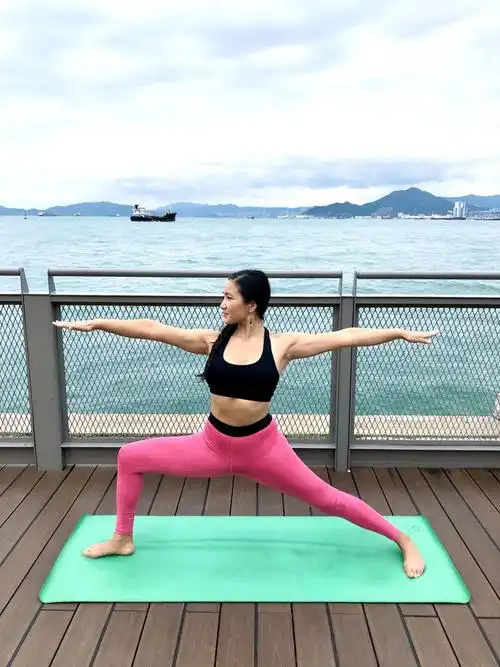 【明星瑜珈课程】原子鏸示范 推介8个瑜珈动作 纾压,去水肿♀外籍老公