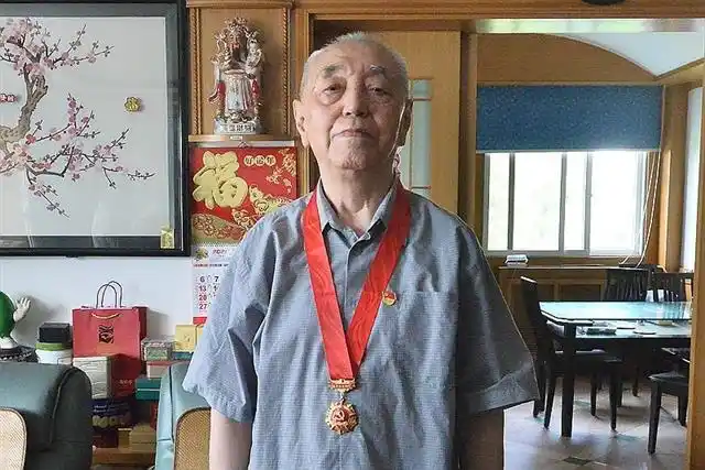 湖北省水利厅上门为50年党龄老党员颁发荣誉纪念章