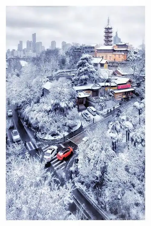 大雁塔矗立在雪夜中,更显庄重瞩目.