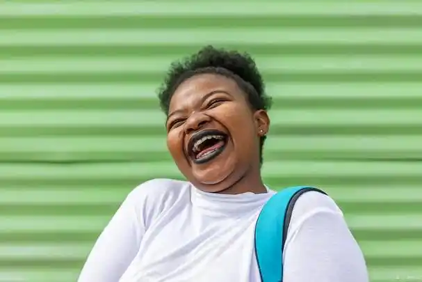 笑,通常被认为是一种展示幸福与开心的信号.