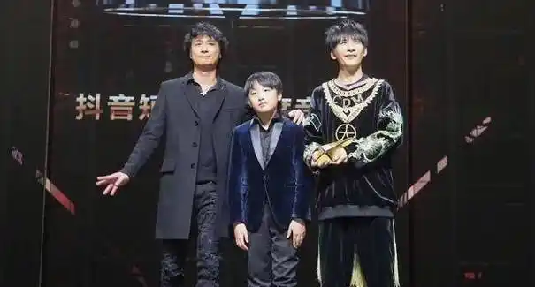 在合照中,虽然费曼没有站直,但他的身高已经到了吴镇宇的肩膀,给