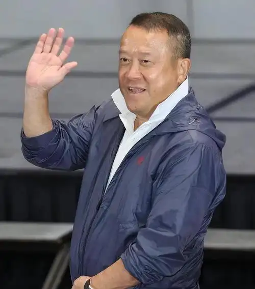 70岁曾志伟被曝住院,曾宝仪证实已装支架,被女儿吐槽喝酒讲不听