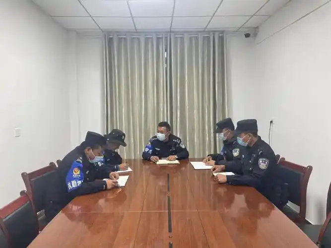 班玛县公安局刑警大队知钦派出所组织开展五一节前集中廉政教育会议