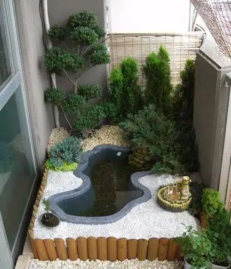 阳台撒点鹅卵石再砌个水池在家做个后花园楼上邻居也要学