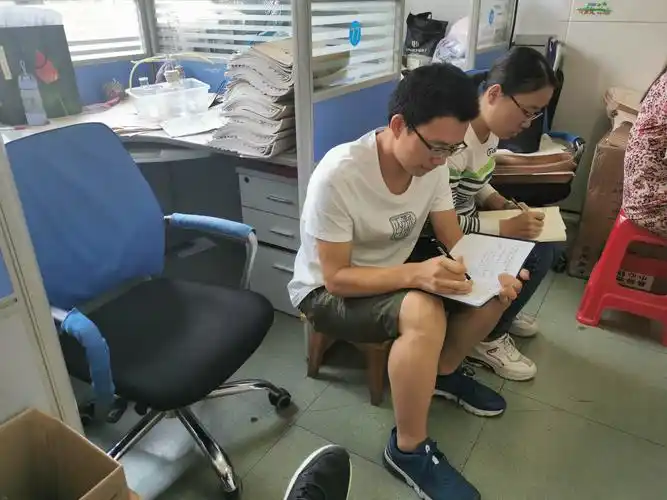 瞧,年轻人学的可认真了!