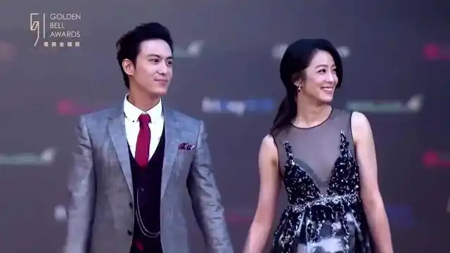 2016金钟奖最美cp- b>陈楚河 /b>赖雅妍走红毯,现场互整理衣服