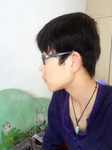 我正脸好看还是侧脸好看?感觉侧脸难看s了.