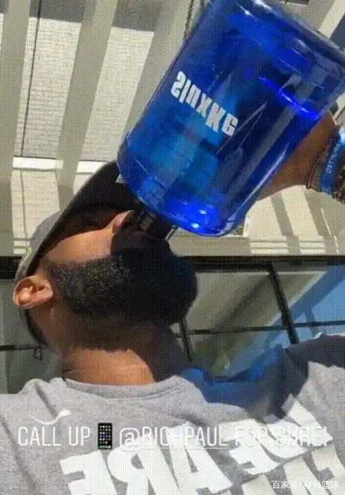 詹姆斯变拍照狂魔,大桶喝水笑翻天,冲34000分又创纪录