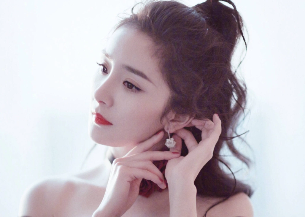 杨幂以空气刘海发型惊艳亮相活动,可爱清纯又减龄!