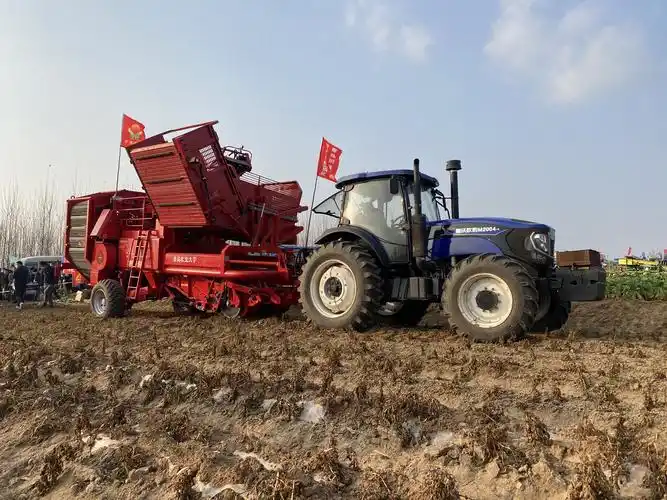 雷沃欧豹拖拉机及相应农机具进行现场演示1