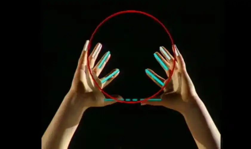 为啥使用排球传球会左手低右手高呢?