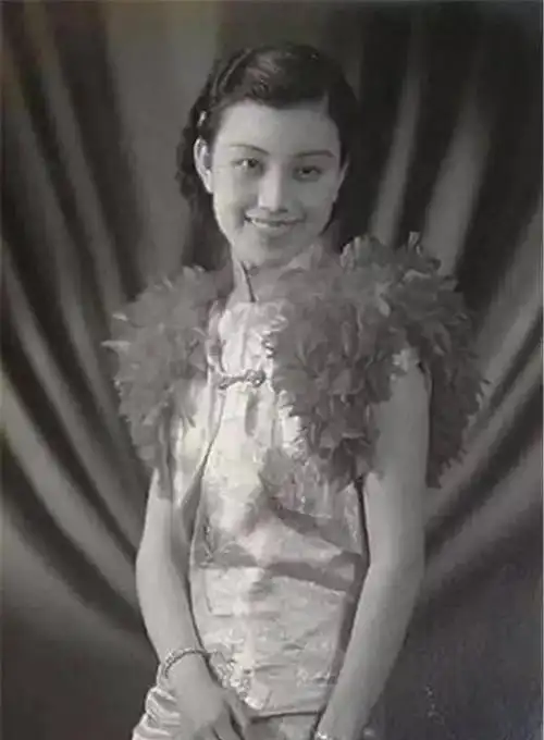 1916年,18岁于凤至嫁15岁张学良,洞房之夜,她却提出一奇葩条件