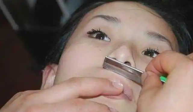 鼻毛开始变白了这意味着什么鼻毛多出来了要不要去掉