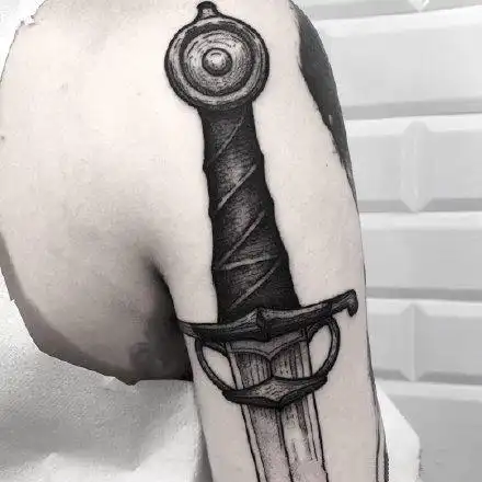 黑剑纹身创意的9款黑色短剑匕首纹身图片