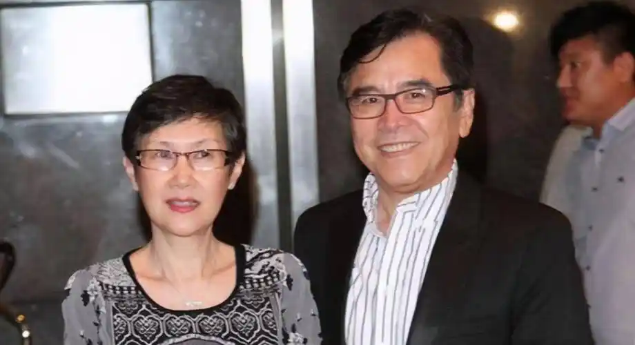 73岁姜大卫近照曝光,精神矍铄不显老,与发妻参加聚会依旧恩爱_李琳琳