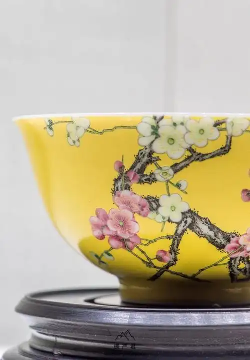 故宫博物院藏清雍正黄地珐琅彩梅花纹碗