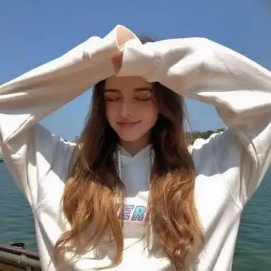 暖心系欧美微笑女生头像