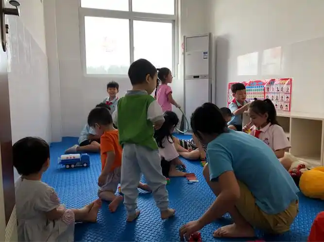 我们去孤儿院看望那些小朋友.