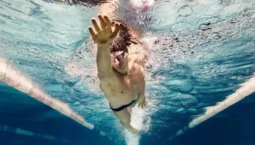 一个游泳小细节看出游泳高手与新手的差距