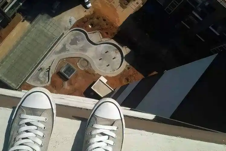 高考状元陈勤:在国外寸步难行也不愿回来,绝望从楼顶一跃而下_陈勤才