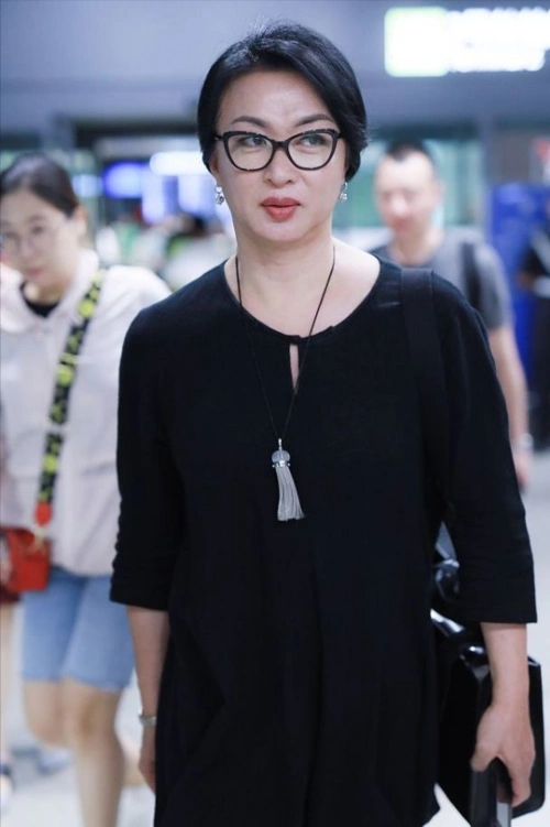 金星这状态太真实了,不化妆素颜有点没气色,看着都不像明星了