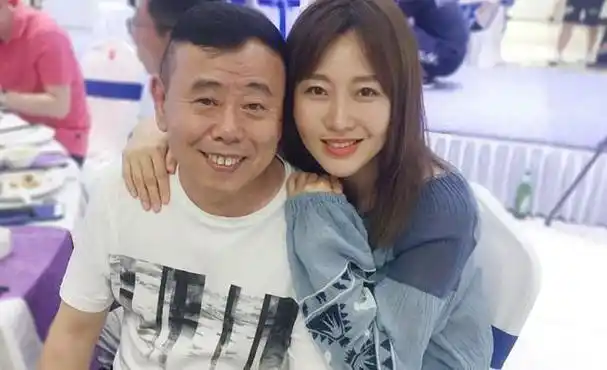 蔡明嫁了几个老公(揭秘蔡明现任老公情史)