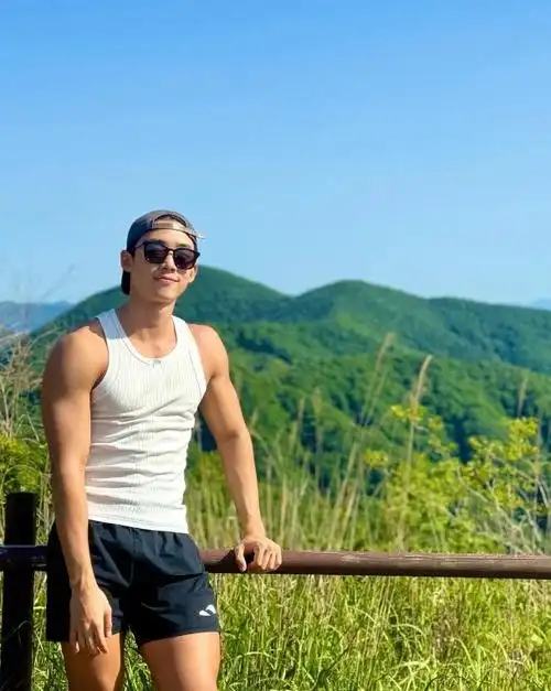 28岁健身网红,外表幼嫩内在狂野