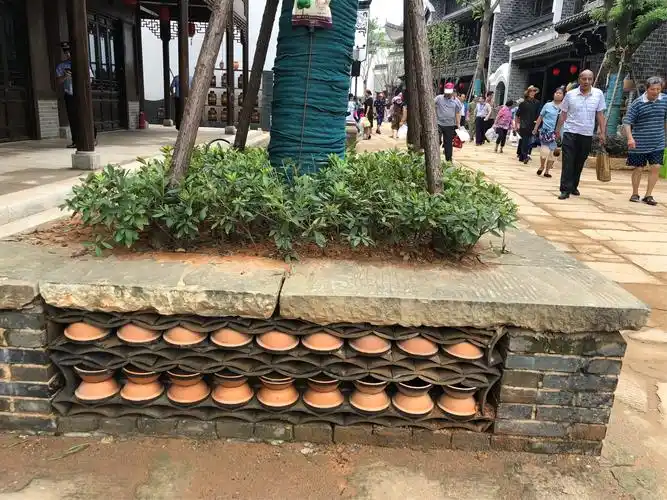 瓦片叠起来做花坛.