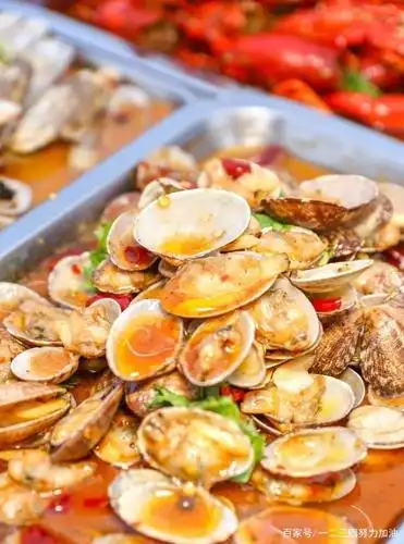 秘密花甲绝对是夜市摊上 酒神不可或缺的一道菜 吃点肉和果汁 辣味中